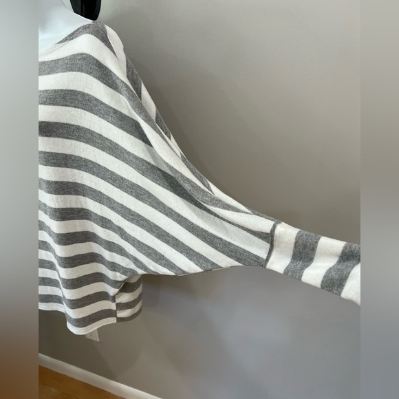 Pink Lily grey and white stripe 3/4  bat wing sleeve soft stretchy top medium - Picture 6 of 9